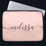 Funda Para Portátil Elegante Pastel Color Rosa Nombre del guión de la<br><div class="desc">Funda moderna Minimalista con grabado de firma manuscrita para portátiles. Personalice este diseño sencillo y mínimo con su nombre o iniciales.</div>