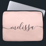 Funda Para Portátil Elegante Pastel Color Rosa Nombre del guión de la<br><div class="desc">Funda moderna Minimalista con grabado de firma manuscrita para portátiles. Personalice este diseño sencillo y mínimo con su nombre o iniciales.</div>