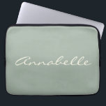 Funda Para Portátil Elegante Personalizado de nombre de guión manuscri<br><div class="desc">Este funda portátil personalizado incluye su nombre en una bonita escritura manuscrita escrita en un elegante fondo verde sabio. Gran idea de regalo.</div>