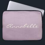 Funda Para Portátil Elegante Personalizado de nombre de guión manuscri<br><div class="desc">Este funda portátil personalizado incluye su nombre en una bonita escritura manuscrita escrita en un elegante fondo Dusty Lilac Purple. Gran idea de regalo.</div>