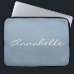 Funda Para Portátil Elegante Personalizado de nombres de guión manuscr<br><div class="desc">Este funda portátil personalizado incluye su nombre en una bonita escritura manuscrita escrita en un elegante fondo Dusty Blue. Gran idea de regalo.</div>