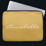 Funda Para Portátil Elegante Personalizado de nombres de guiones manus<br><div class="desc">Este funda portátil personalizado incluye su nombre en una bonita escritura manuscrita escrita en un elegante fondo amarillo. Gran idea de regalo.</div>