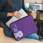 Funda Para Portátil Elegante resumen floral morado<br><div class="desc">Elegante manga portátil Floral Purple Abstract. Proteja su portátil con esta funda de portátil de color púrpura y beige con un patrón abstracto. Fácilmente personalizarlo con su propio nombre (o cualquier otro nombre) pulsando en el botón "PERSONALIZAR ESTA PLANTILLA". Esta manga portátil es para aquellos que deseen proteger el ordenador...</div>