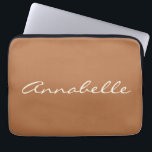 Funda Para Portátil Elegante Terracota Personalizado de nombre de guió<br><div class="desc">Este funda portátil personalizado cuenta con su nombre en una bonita escritura manuscrita grabada en un elegante fondo de Terracota. Gran idea de regalo.</div>