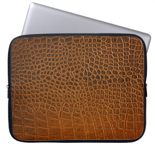 Funda Para Portátil Elegante textura de cuero de cocodrilo marrón.