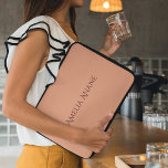 Funda Para Portátil Elegante tipografía rosa y roja de Rubor femenina<br><div class="desc">Una elegante manga de portátil femenina con tipografía rosa y rojo oscuro. La manga tiene un suave fondo rosa y un elegante texto rojo oscuro que crea una moda y un aspecto moderno. La tipografía es sofisticada y refinada, añadiendo un toque personal al diseño. Esta funda portátil ofrece protección para...</div>