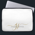 Funda Para Portátil Elegantes Iniciales de Monograma con Guión Dorado<br><div class="desc">Un moderno monograma negro dorado de moda sobre blanco,  con un guión dramático inicial con toques y tu nombre completo en un moderno tipo de serif,  publica lo que nota. Sencilla elegancia. Escribe tu nota personal dentro.</div>