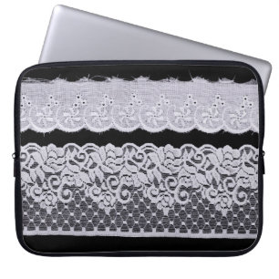 Funda Para Portátil encaje blanco ornamental, fondo negro aislado.