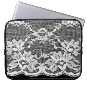 Funda Para Portátil Encaje floral blanco sobre fondo negro.