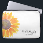 Funda Para Portátil Entrenador personalizado de vida de girasol amaril<br><div class="desc">Esta única manga Lap Top está decorada con un girasol amarillo acuarela. Personalizable fácil con tu nombre y ocupación. Utilice la opción Personalizar adicional para cambiar el tamaño, estilo o color del texto si lo desea. Porque creamos nuestra propia obra de arte no encontrarás esta imagen exacta de otros diseñadores....</div>