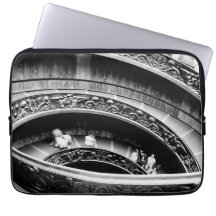 Escalera de caracol en blanco y negro