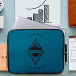 Funda Para Portátil Escape a las montañas Laptop Sleeve Blue<br><div class="desc">Ilustracion de insignias dibujado a mano con montañas,  rayos solares y la palabra "escape" y pájaros.</div>