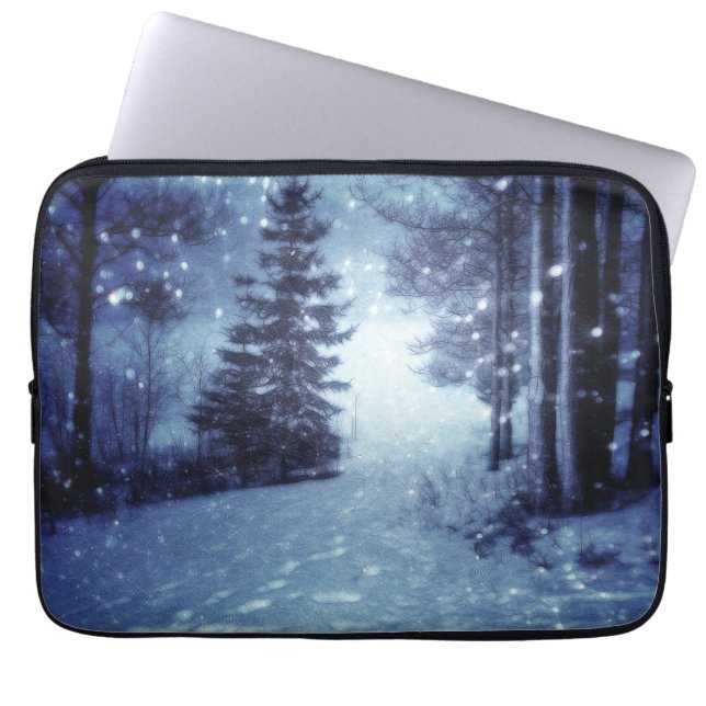 Funda Para Portátil Escena de invierno del bosque mágico iluminado por (Frente)