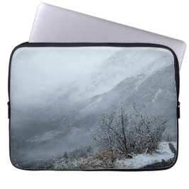 Funda Para Portátil Escena tranquila de montaña en un sendero nevado