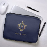 Funda Para Portátil Escudo de cosecha de oro de la Marina de Monograma<br><div class="desc">Se recomienda para un hombre un diseño elegante de color marino y dorado con el monograma inicial en un escudo vintage. El escudo es un Relieve metalizado de oro falso, el fondo es azul marino. Bajo el escudo, en pequeñas gorras, está el nombre en gorras doradas. El escudo floral vintage...</div>