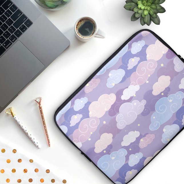 Funda Para Portátil Espectacular patrón de nubes pasteles y estrellas (Whimsical Purple Clouds and Sky Patterned Laptop Sleeve)