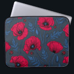 Funda Para Portátil Espías rojas y ladybugs en azul oscuro<br><div class="desc">Patrón vectorial dibujado a mano con flores de amapola y ladybugs</div>