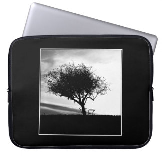 Funda Para Portátil Espino de Glastonbury. Árbol. Blanco y negro.