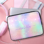 Funda Para Portátil Espuma holográfica rosada<br><div class="desc">Un iridiscente holográfico de moda, de fondo con unicornio y colores pastel arcoiris en rosa, violeta, verde menta. Decorado con chispas falsas. Letras de color púrpura. Personalice y agregue su nombre escrito con un guión estilo escrito con letras de la mano del norte con barras alternadas. Para que los cambios...</div>