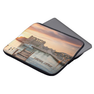 Funda Para Portátil Esquema acuático de la Kyrenia de Chipre con yate