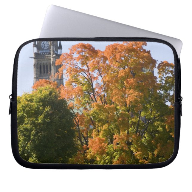 Funda Para Portátil Estacione junto al edificio del Parlamento en Otta (Frente)