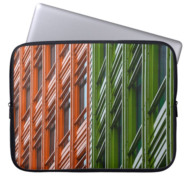 Funda Para Portátil Estructura arquitectónica verde y roja (Frente)