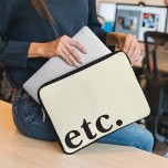 Funda Para Portátil etc. Limpiar la tipografía simple beige y negrita<br><div class="desc">El ETC. Limpieza Simple Beige & Black Bold Typography Laptop Sleeve presenta un diseño elegante con tipografía negrita negra en un elegante fondo beige. Fabricado con materiales de alta calidad, esta funda portátil proporciona una excelente protección para su equipo, manteniendo una estética minimalista. Su diseño delgado y adaptado a la...</div>