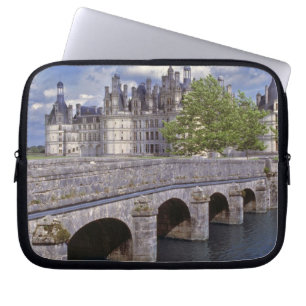 Funda Para Portátil Europa, Francia, Chambord. Un puente de piedra con