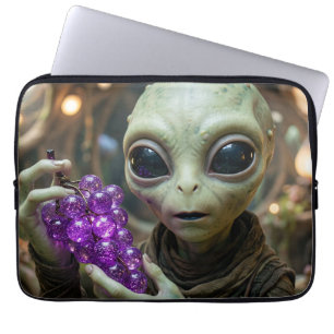 Funda Para Portátil Extraterrestre estelar sosteniendo uvas cristalina