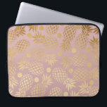Funda Para Portátil falsos lunares elegantes del modelo de la piña del<br><div class="desc">Falsos piña del oro y modelo de lunares elegantes y de moda de un fondo rosado polvoriento ligero.</div>