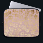 Funda Para Portátil falsos lunares elegantes del modelo de la piña del<br><div class="desc">Falsos piña del oro y modelo de lunares elegantes y de moda de un fondo rosado polvoriento ligero.</div>