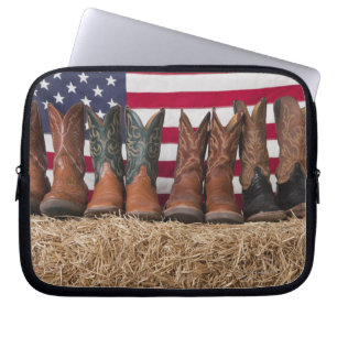 Funda Para Portátil Fila de las botas de vaquero en haystack
