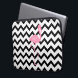 Funda Para Portátil Flamenco rosado con monograma   Chevron negro<br><div class="desc">Un regalo que ofrece un ilustracion de un flamenco rosado.  Personalice con su monograma dentro del círculo en el cuerpo del flamenco.  El fondo es galón blanco y negro.</div>