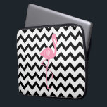 Funda Para Portátil Flamenco rosado con monograma   Chevron negro<br><div class="desc">Un regalo que ofrece un ilustracion de un flamenco rosado.  Personalice con su monograma dentro del círculo en el cuerpo del flamenco.  El fondo es galón blanco y negro.</div>