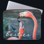 Funda Para Portátil Flamingo Rosa Amigos De Aves Foto Guión De Abejas<br><div class="desc">¿Quién dice que los flamencos no pueden divertirse con su amigo favorito? Sonríe cada vez que uses esta impresionante y colorida manga de neopreno para computadora portátil de dos flamencos rosas jugando por ahí. Esta funda portátil tiene tres tamaños: 15", 13" y 10". ¡Hace un gran regalo para tu mejor...</div>