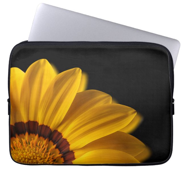 Funda Para Portátil Flor amarilla sobre fondo negro (Frente)