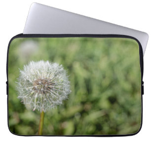 Funda Para Portátil Flor blanca de diente de león sobre hierba verde