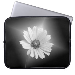 Funda Para Portátil Flor de cosmos blancos en negro