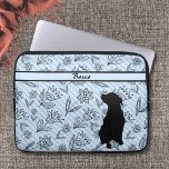 Funda Para Portátil Flor negra-azul rayada con silueta de perro<br><div class="desc">Flor negra-azul estriada con funda de Portátil de Silhouette de Perro. Nuestra silueta de perro favorita sobre una flor dibujada de color negro con rayas descoloridas y diseño de fondo azul. Fácilmente editado con el nombre de su perro. Un gran regalo para cualquiera de su familia de regalar este regalo...</div>