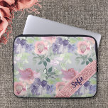Funda Para Portátil Flor rosa de color de agua vintage<br><div class="desc">Hermosa mezcla de rosa y flores color agua morado como fondo. El sobre con su nombre es una foto y no está hecho con purpurinas,  secuencias o metales reales. Este diseño se puede personalizar en el área que se proporciona cambiando el texto,  el color o el tipo de letra.</div>