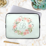 Funda Para Portátil Flor rosa pastel monogramada<br><div class="desc">Aumente el estilo de su portátil con nuestro funda de portátil Wreath de flores Rubor rosadas monocroma. Elegancia personalizada para chicas y mujeres en movimiento</div>