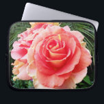 Funda Para Portátil Flor rosa rosa suave foto de cierre moderno negrit<br><div class="desc">Una foto de primer plano de una rosa rosa rosa ligeramente iluminada contra un follaje verde oscuro te hace querer "parar y oler las flores". Relájese e inhale la belleza de esta fotografía cada vez que utilice esta impresionante manga de neopreno para portátiles. Esta funda portátil tiene tres tamaños: 15",...</div>