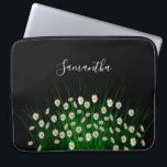 Funda Para Portátil Flores blancas pradera verde negro<br><div class="desc">Paisaje verde brillante y margaritas blancas en un prado florido de verano con un elegante fondo negro. Plantilla para su nombre,  letras blancas.</div>