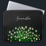 Funda Para Portátil Flores blancas pradera verde negro<br><div class="desc">Paisaje verde brillante y margaritas blancas en un prado florido de verano con un elegante fondo negro. Plantilla para su nombre,  letras blancas.</div>