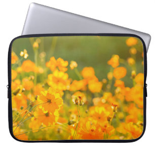 Funda Para Portátil Flores cosmales en el campo de la provincia de Lum