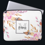 Funda Para Portátil Flores de boho rosa de plumas de fécula blanca mon<br><div class="desc">Un fondo blanco de moda con flores rosas, rosas, brotes y plumas marrones y doradas. Boho de verano, estilo bohemio. Un marco gris y blanco con espacio para su nombre y letra de monograma. El nombre está escrito en negro con una escritura de estilo con letras a mano moderna. Letra...</div>