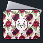 Funda Para Portátil Flores de borgoña Boho nombre monograma<br><div class="desc">Un fondo blanco de moda con un estampado floral de color burdeos y rosa. Boho romántico, estilo bohemio con plumas y rosas. Marco blanco y borgoñoso, plantilla para su letra de monograma y nombre. Letras verdes y de Borgoña. El nombre está escrito con una escritura de estilo moderno y moderno...</div>
