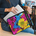 Funda Para Portátil Flores de colores, maricas, boho, tu nombre<br><div class="desc">Elegante,  elegante y sofisticada foto de flores de margarita azules,  amarillas y rosas. Un regalo moderno y de moda,  perfecto para el amante del diseño floral de su vida. Personalice agregando su nombre,  apodo,  monograma o iniciales.</div>