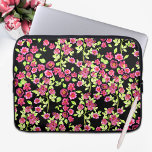 Funda Para Portátil Flores de jardín cúrcutas verde rosado sobre fondo<br><div class="desc">Cute Garden Flores Pink Green en la funda de un portátil de fondo negro.</div>