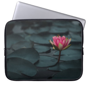 FUNDA PARA PORTÁTIL FLORES DE LOTUS PURPLE EN EL AGUA